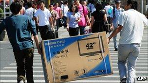 Men carrying TV, AFP/Getty