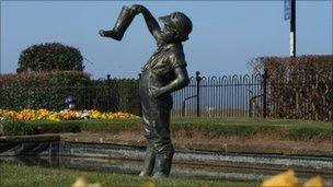 Boy with the Leaking Boot statue