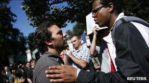 Students hold a discussion about the legislation on a University of California campus (27 September 2011)