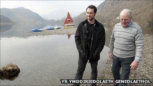 Matthew Rhys gyda'r ffermwr Ken Owens ar lan Llyn Dinas