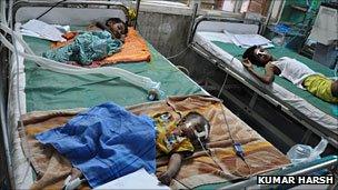 Children suffering from viral encephalitis in a Gorakhpur hospital