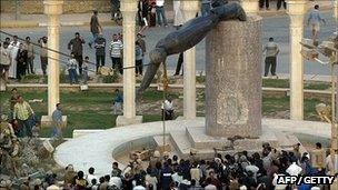 Saddam Hussein statue being toppled