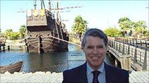 Cristóbal Colón in front of a ship