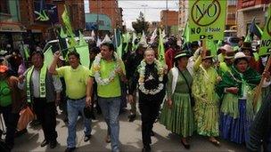 Juan del Granado, the leader of MSM (centre, wearing black and glasses) and the mayor of La Paz, Luis Revilla (on the left of del Granado), campaigning in the city of El Alto for people to vote 'no'