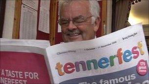 Man holding Tennerfest menu