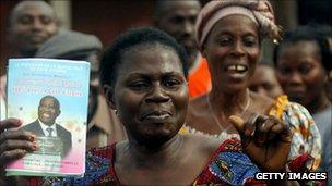 Supporters of Laurent Gbagbo hold a demonstration in Abidjan calling for his release (4 September, 2011)