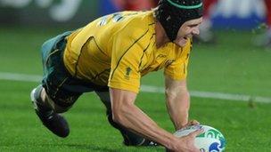 Berrick Barnes gafodd cais cyntaf y gêm i Awstralia