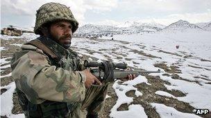 Pakistani army soldiers take position in the snow covered mountainous region of Alwara Mandei in North Waziristan along the Pakistan-Afghanistan border, 17 February 2007.