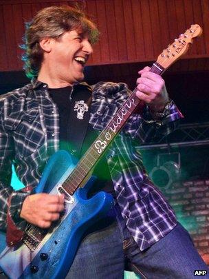 Vice-President Amado Boudou playing guitar in in San Rafael, Mendoza, on 12 October 2011