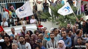 Supporters of Ennahda movement wave party flags - 24 October 2011