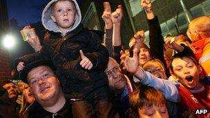 Aldershot town fans crowd to see Manchester United players arrive