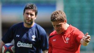 Stephen Jones a Rhys Priestland