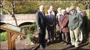 Aled Roberts, AC; Dave Edwell ac Alan Winstone o Asiantaeth Amgylchedd Cymru ac aelodau o Gyngor Cymuned Yr Hôb a Chlwb Pysgota Genweiriau Yr Wyddgrug.