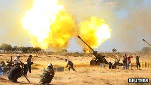 Anti-Gaddafi fighters fire Howitzers at pro-Gaddafi forces near Sirte on 23 September 2011