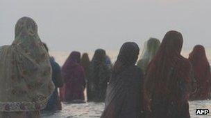 Women by the beach in Mumbai (November 2011)