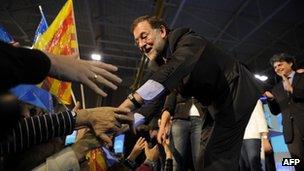 Mariano Rajoy shakes hands with supporters to mark the start of the campaigning near Barcelona. Photo: 4 November 2011