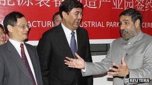 Zhang Yan (L) with India's Trade Minister Anand Sharma (R), Delhi, 4 Nov