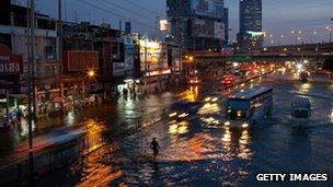 Traffic on a flooded street in Lat Phrao, Bangkok (4 Nov 2011)