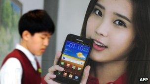 Samsung advertises one of its LTE phones in Seoul