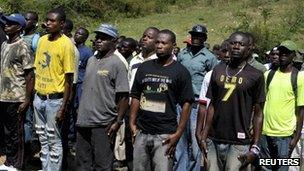 People wishing to volunteer for the armed forces attend a training session