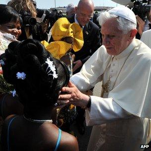 Crowds greet Pope Benedict at Cotonou airport. Photo: 18 November 2011