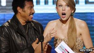 Taylor Swift, right, with award presenter Lionel Richie