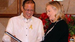 Philippine President Benigno Aquino meets Hillary Clinton in Manila on 16 November 2011