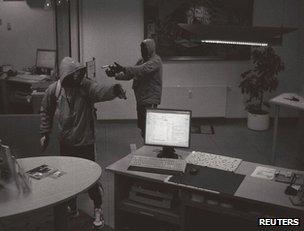 Suspected neo-Nazi gunmen hold up a bank in Arnstadt, Germany, on 11 September 2011 (CCTV image)