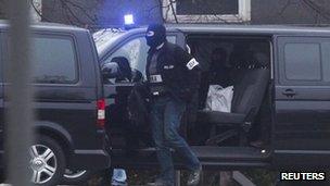 Police convoy arrives with neo-Nazi suspect in Karlsruhe (29 Nov 2011)