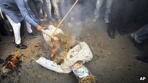 BJP members burn an effigy of Manmohan Singh in Delhi