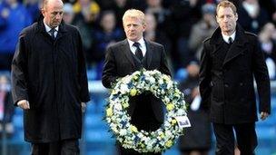 Cyn beldroedwyr Leeds, Gary McAllister, Gordon Strachan a David Batty - yn gosod torch er cof am Gary Speed cyn dechrau'r gêm yn erbyn Millwall.