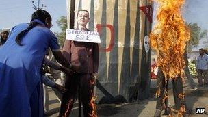 Effigy burning in Bhopal, 2 December 2011