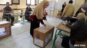 A woman casts her vote in Cairo (5 December 2011)