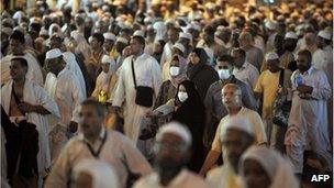 Tens of thousands of Muslim pilgrims leave Mecca's Grand Mosque after the evening prayer on November 2