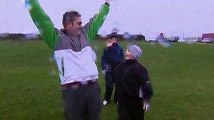 Gareth Wyn Hughes gyda golffwr ifanc