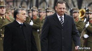 Hungarian PM Viktor Orban (L) with Czech leader Petr Necas in Budapest (15 Dec 2011)