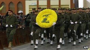 Hezbollah militants carry a flower wreath in the colours of the group's logo (11 November 2011)