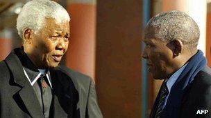 Nelson Mandela with Makgatho (R) in 2003