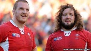 Gethin Jenkins ac Adam Jones