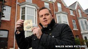 Mark Hobbs a'r garden