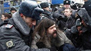 Police detain activists from the Other Russia opposition movement in Moscow 21 Dec 2011