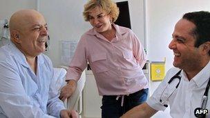 Luiz Inacio Lula da Silva (left) smiles as he shakes hands with his doctor, Roberto Kalil, observed by former first Lady Marisa Leticia on 12 December, 2011 in Sao Paulo,