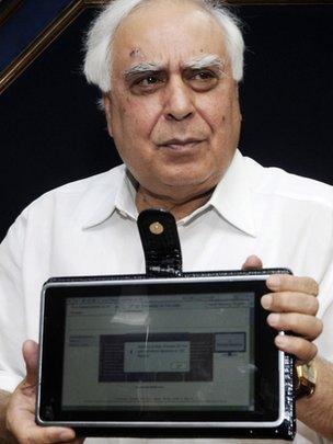 Kapil Sibal unveils the Aakash tablet