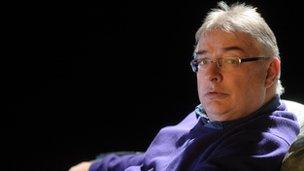 Gwyn Elfyn fel cymeriad Denzil