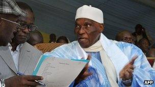 Senegalese President Abdoulaye Wade speaks to his campaign director - 23 December 2011