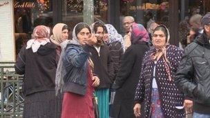 Roma women on Paris street