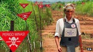 Diana, Princess of Wales, touring an Angolan minefield in body armour in 2007.