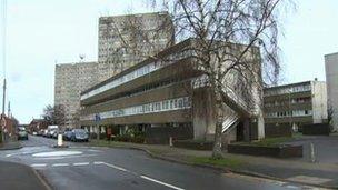 Bloc o fflatiau Bolingbroke Heights yn Y Fflint