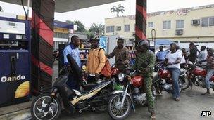 Nigerians in Lagos queue to buy petrol - 8 January 2012