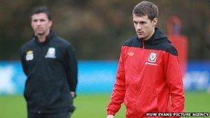 Y cyn reolwr Gary Speed (cefndir) a'r capten Aaron Ramsey